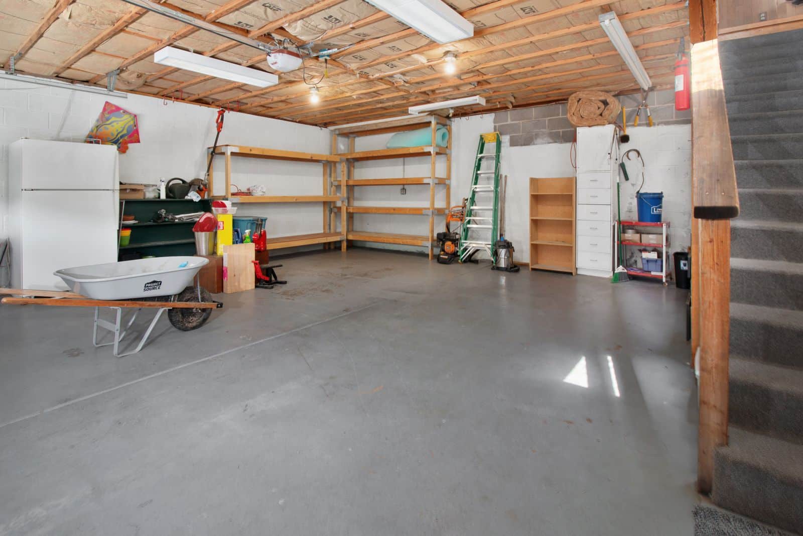 Intérieur de garage avec sol propre, adapté à un revêtement résine époxy